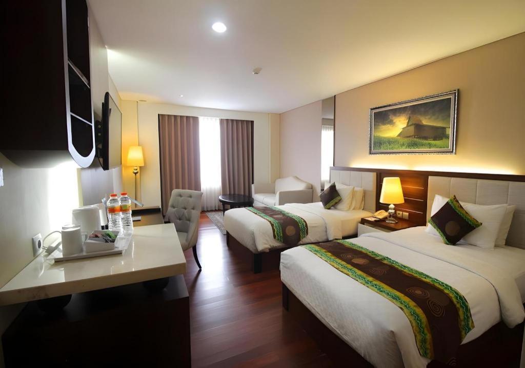 Grand Qin Hotel Banjarbaru Buitenkant foto