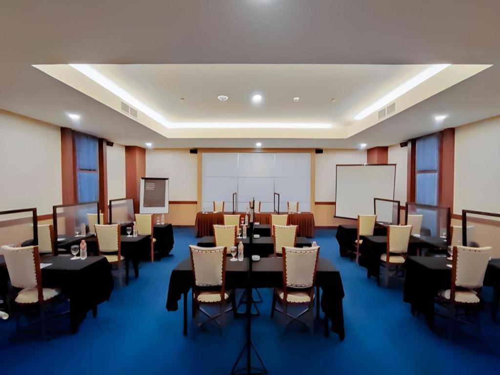 Grand Qin Hotel Banjarbaru Buitenkant foto