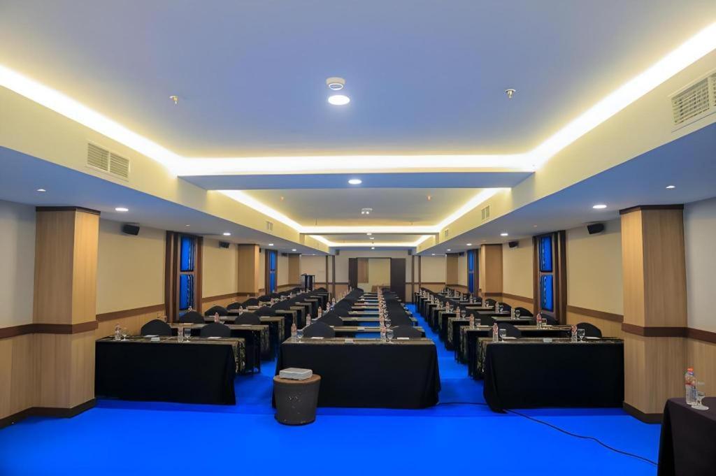Grand Qin Hotel Banjarbaru Buitenkant foto