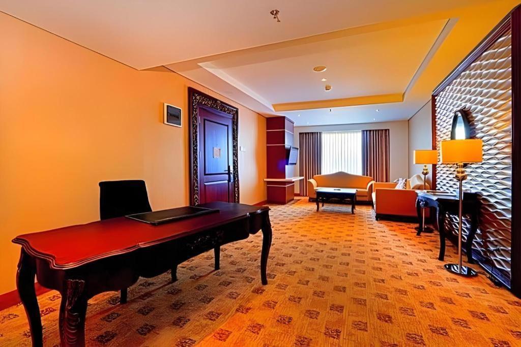 Grand Qin Hotel Banjarbaru Buitenkant foto