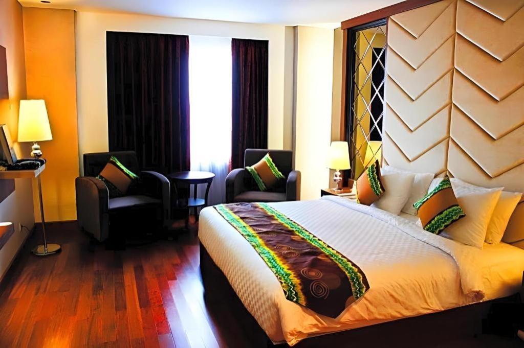 Grand Qin Hotel Banjarbaru Buitenkant foto