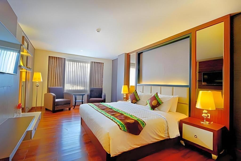 Grand Qin Hotel Banjarbaru Buitenkant foto