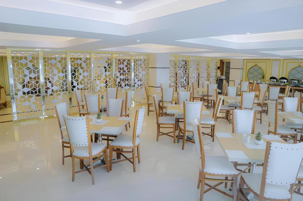 Grand Qin Hotel Banjarbaru Buitenkant foto