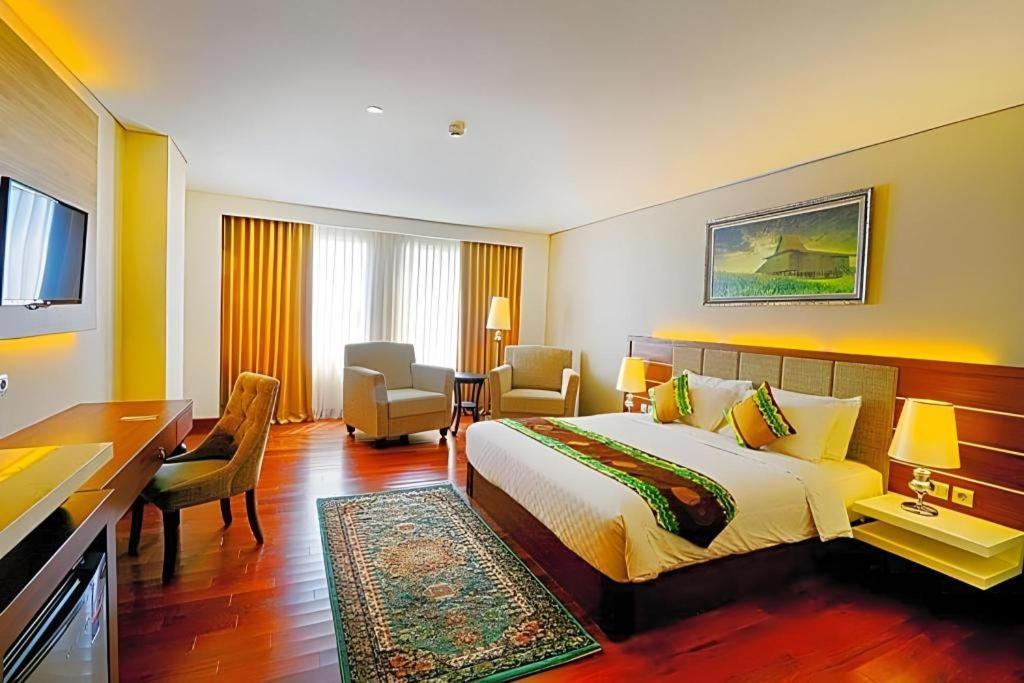 Grand Qin Hotel Banjarbaru Buitenkant foto