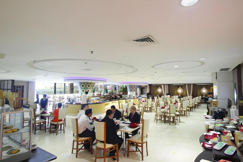Grand Qin Hotel Banjarbaru Buitenkant foto