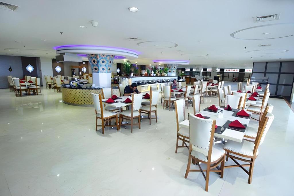 Grand Qin Hotel Banjarbaru Buitenkant foto